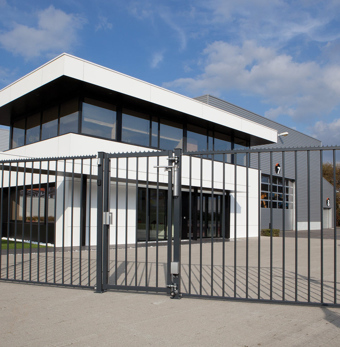 Locinox ant pavirsiaus montuojama elektromagnetine spyna su rankenomis.