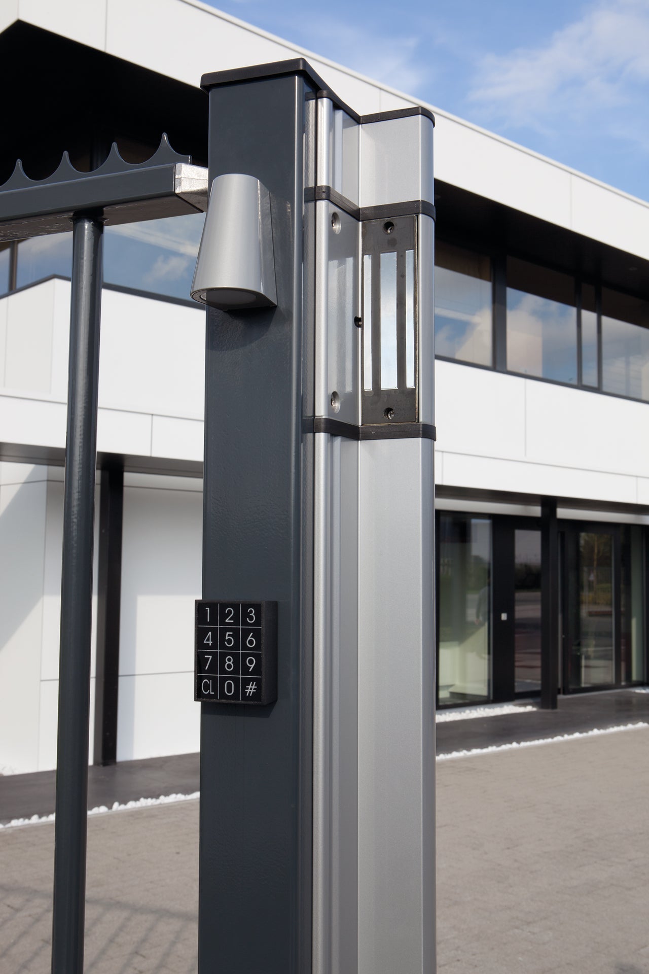 Locinox ant pavirsiaus montuojama elektromagnetine spyna su rankenomis.