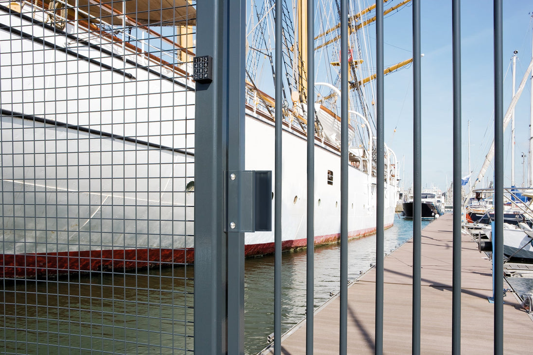 Locinox ant pavirsiaus montuojama elektromagnetine spyna su rankenomis.