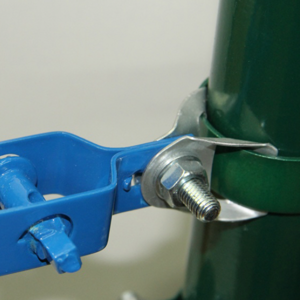 Pagalbinė tvirtinimo detalė tinklinei tvorai.