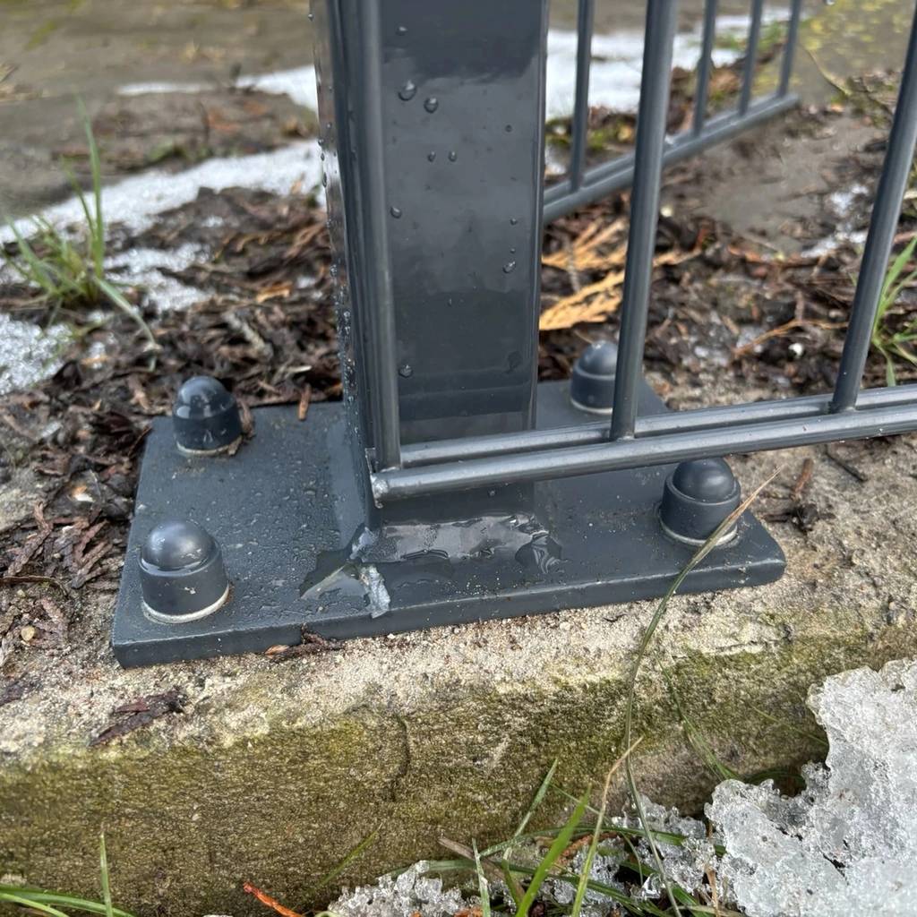 Varžto/veržlės dangtelis – pritaikymas ant tvoros stulpo